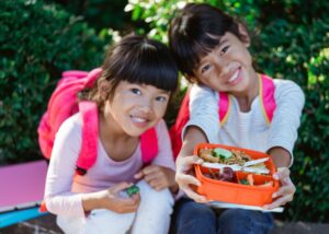 kids with school lunch