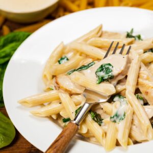 Chicken and Spinach Pasta with Garlic Sauce